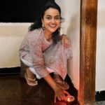 Shraddha Srinath Instagram - We were shooting all day but friends and family drove down to us for Diwali and turned a basic hotel room into a home full of light and laughter and conversations. Me and my emergency paragon chappals enjoyed ourselves very much until some fellow humans burst crackers at 1230 midnight and woke me up. Rascals. 🤡😘 📸 @kohl.play