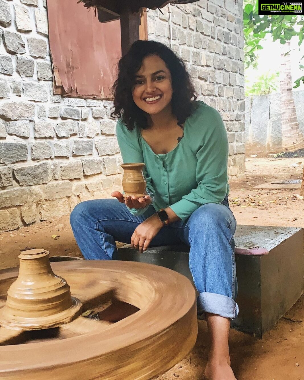 Shraddha Srinath Instagram - When you go on a vacation but also casually learn a cool new skill. 😎 one of my favourite things about @sparsa_resorts . Learning a wee bit about pottery. :)🌸 Photos taken by my enthusiastic father @colsrinath 😘😘😘