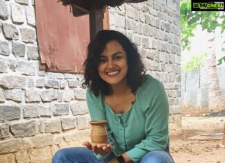 Shraddha Srinath Instagram - When you go on a vacation but also casually learn a cool new skill. 😎 one of my favourite things about @sparsa_resorts . Learning a wee bit about pottery. :)🌸 Photos taken by my enthusiastic father @colsrinath 😘😘😘