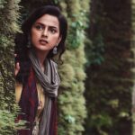 Shraddha Srinath Instagram - Stunned by the response to 'Yaar Azhaippadhu' like... Link in bio if you haven't checked it out already. #Maara @ghibranofficial @sidsriram @actormaddy @dhilipgads @shruti.nallappa @pramodfilms @thinkmusicofficial @gokulkrishnn @prateekchakravorty