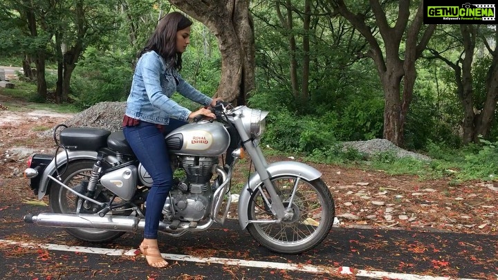 Shraddha Srinath Instagram - Are you even a bold female character in an Indian film if you don’t have at least one bike riding shot? 😂 It was June 2017 and we were shooting at Nandi Hills. It was an overcast day and the roads were wet. @raviperepu casually comes up to me and asks me if I know how to ride a bike and my answer was straight. “No”, I said to him “but I’ll figure it out”. And then I took out the bike for a spin, armed with the knowledge of how gear shift works and the act of balancing a two wheeler that I learnt when I was 8 years old. It was the first time I ever rode a bike and I didn’t think it was very difficult. I was relieved because I didn’t want the shots to be compromised. And then during the course of the day, this happened. Prashanth my assistant then was candidly recording. Please mind the expletives lol. Everyone rushed to help me when I fell, but deep down everyone was concerned about the bike getting scratched. Lol. Why are royal Enfields so heavy dude. #KrishnaAndHisLeela #StuffTheyDontShowYou #SatyaSatOnABikeSatyaHadAGreatFall #SabChangaHai
