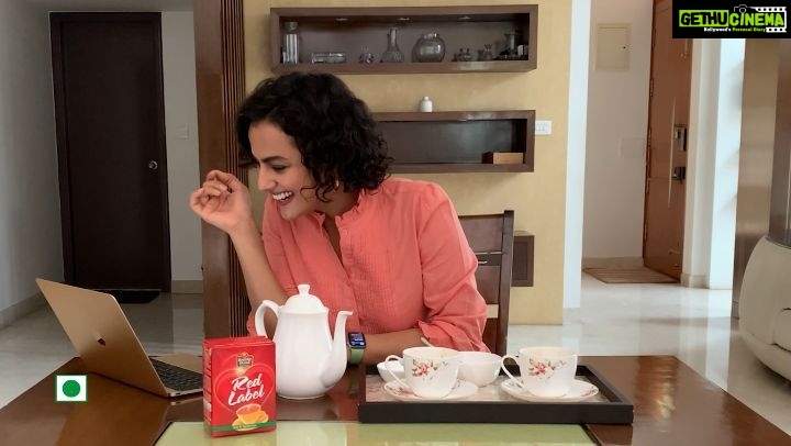 Shraddha Srinath Instagram - Shankara uncle has been my favourite next-door friend who has stood by me through thick and thin. Today I stood by him with a hot cup of tea to turn the lockdown boredom into a catch-up session of conversations! You can be a part of this heart-warming @brookebondredlabeltea #FarButTogether initiative too. Share your photos of togetherness over a distance and don’t forget to tag me.