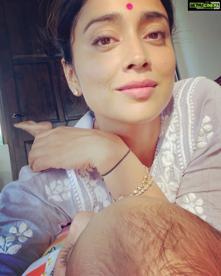 Shriya Saran Instagram - And just like that she turned 1 today . Last year at 7:40 she arrived , she has our heart permanently…. Thank you mom dad and all my family for all your love. @dhrutidave for organising the best baby shower . And all out friends for your love help and advice . @natakoscheeva @neerjasaran @aartisaran15 @sshauryaa23 @dhrutidave it’s been a great journey. We need your blessings . Like @suparnamoitra_ said…. Don’t be scared shriya, @gaurrimalhotra today told me Radha has many god mothers , @riyaazamlani is convinced Radha looks like @andreikoscheev , @shikhab4u calls her mere sheer , @smireddy_14 @therahulaggarwal @kchaudhry you guys are yet to meet her , and give her your love …. I pray that she makes friends every where and gets love from the universe and luck and happiness becomes your best buddy