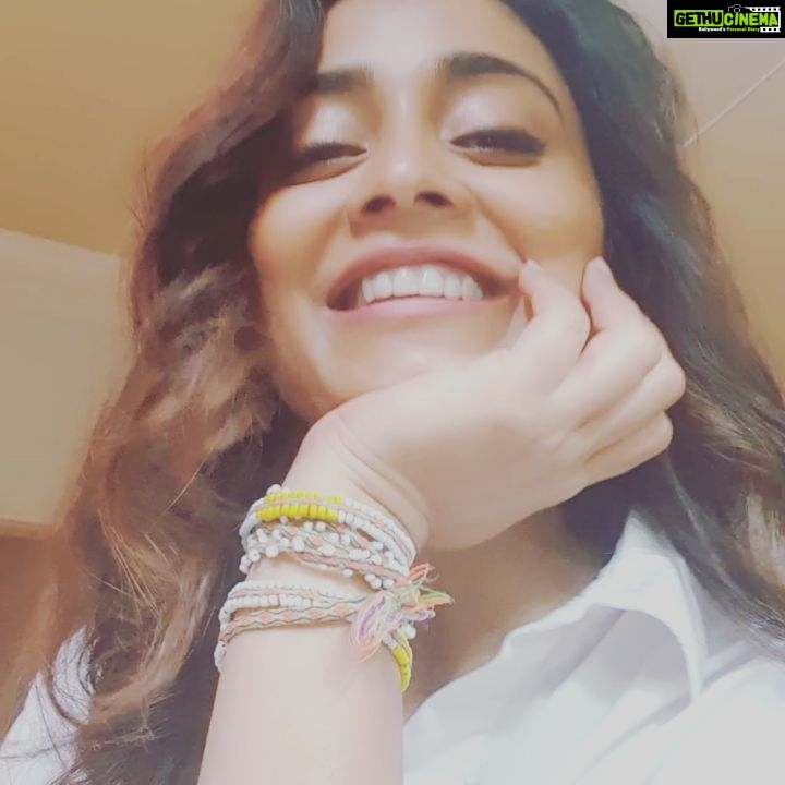 Shriya Saran Instagram - Antakshri today at 8pm india time..... Please join me @sharmag #masti #music #gana #songs