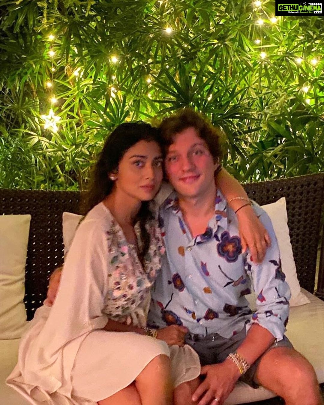 Shriya Saran Instagram - Happy new year beautiful people happy 2022 please 🙏🏼 Goa, India