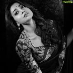 Shriya Saran Instagram - Thank you @jayantireddylabel for this stunning saree and making my dashera beautiful…. This dashera I’m starting a beautiful movie directed by Paparao sir, choreographed by fantastic @adzmurray , music by legendary illaiyaraja sir, starring talented @sharmanjoshi …. I feel blessed ! Photogrpaher @chinthuu_klicks @manojkumarclicks makeup @makeupbymahendra7 hair @priyanka__hairstylist #musicschool