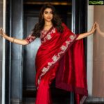 Shriya Saran Instagram - Thank you @jayantireddylabel for this stunning saree and making my dashera beautiful…. This dashera I’m starting a beautiful movie directed by Paparao sir, choreographed by fantastic @adzmurray , music by legendary illaiyaraja sir, starring talented @sharmanjoshi …. I feel blessed ! Photogrpaher @chinthuu_klicks @manojkumarclicks makeup @makeupbymahendra7 hair @priyanka__hairstylist #musicschool