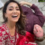 Shriya Saran Instagram - Thank you @jayantireddylabel for this stunning saree and making my dashera beautiful…. This dashera I’m starting a beautiful movie directed by Paparao sir, choreographed by fantastic @adzmurray , music by legendary illaiyaraja sir, starring talented @sharmanjoshi …. I feel blessed ! Photogrpaher @chinthuu_klicks @manojkumarclicks makeup @makeupbymahendra7 hair @priyanka__hairstylist #musicschool