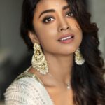 Shriya Saran Instagram - Thank you @manishmalhotra05 @manishmalhotraworld foe this stunning outfit . Love it ! Love your Hyderabad store! Jwellery by @lbajrangpershadjewellers @chinthuu_klicks thank you for these beautiful pictures , thank you @manojkumarclicks for organising it !!!! @ayushiaru for sending this last min!!!! @priyanka__hairstylist
