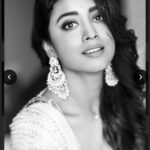 Shriya Saran Instagram - Thank you @manishmalhotra05 @manishmalhotraworld foe this stunning outfit . Love it ! Love your Hyderabad store! Jwellery by @lbajrangpershadjewellers @chinthuu_klicks thank you for these beautiful pictures , thank you @manojkumarclicks for organising it !!!! @ayushiaru for sending this last min!!!! @priyanka__hairstylist