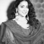 Shriya Saran Instagram - So proud and happy to be part of Gamanam . #𝐆𝐚𝐦𝐚𝐧𝐚𝐦 @shriya_saran1109 @shivakandukuri @jawalkkar #ilaiyaraaja 🎬@sujanaraog 🎥@gnanashekarvs 📝@saimadhavburraofficial ✂️@aaaarkaay_speak 📑@kk_writer1 💵@rameshkarutoori @venki7880 @gnanashekarvs @kriafilmcorp @productionskali @gamanammovie Wearing @anushreereddydesign Beautiful red outfit and @lbajrangpershadjewellers stunning jwellery .... Thank you ❤