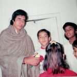 Shriya Saran Instagram - Can some one Spot @shriya_saran1109 in this pic with @amitabhbachchan Dec 1991