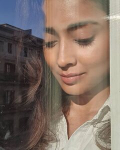 Shriya Saran Instagram - This too shall pass.... We all are fighting a battle 💪 Sending love to all those who are trying to be positive. And hugs to those who are not giving up . En La Playa De La Barceloneta .