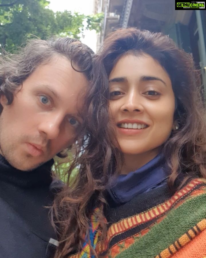 Shriya Saran Instagram - Miss home food .... I miss eating at my fav restaurants.... @socialoffline @smokehousedeli @riyaazamlani Chaat in banaras ...kashi chaat bhandar .... Restaurants are shutting down because of lock down. Chefs , daily wage workers and small scare industries are loosing their business.... So if you can order some food , buy something small and help a local business ,please do. We ordered paani puri from @suryarestaurants #stayathome This too shall pass