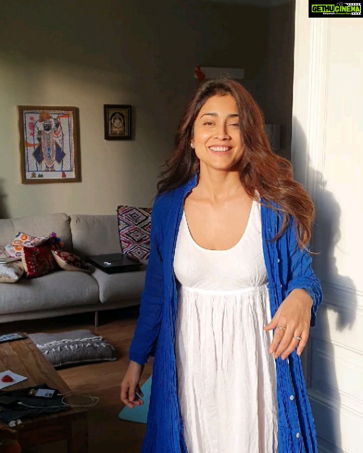 Shriya Saran Instagram - I Have teamed up with The Kindness Foundation and Chennai Task Force to help with their covid relief efforts They’re addressing those who are most vulnerable: destitute elderly, daily wage laborers, the homeless, orphans, and disabled - Will be offering two lucky winners a chance to dance, do some yoga, or whatever floats your boat to brighten up your quarantine - all you have to do to enter is donate Rs. 200 and email your receipt to give@thekindnessproject.in The contest will run until Saturday at 8pm, and winners will be contacted on Sunday You can swipe right for details or head to The Kindness Foundation page 🤩🤩🤩🤩 let’s have some fun together and do some good too!