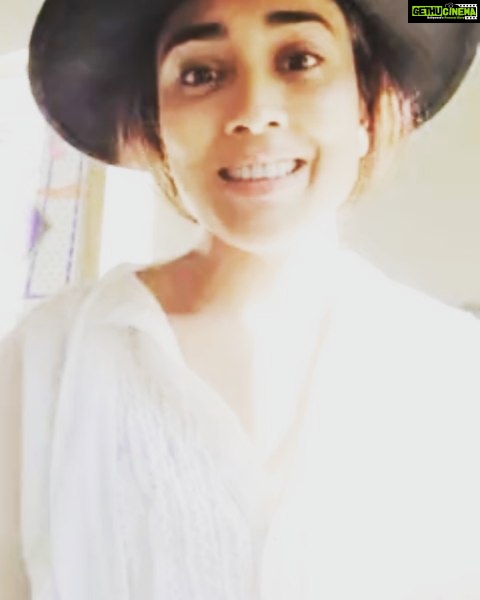 Shriya Saran Instagram - Corona virus has left many homeless and jobless....I Have teamed up with The Kindness Foundation and Chennai Task Force to help with their covid relief efforts They’re addressing those who are most vulnerable: destitute elderly, daily wage laborers, the homeless, orphans, and disabled . We Will be offering two lucky winners a chance to dance💃🧘♂️🤹♀️ do some yoga, or whatever floats your boat to brighten up your quarantine💜💙💚💛 ....all you have to do to enter is donate Rs. 200 and email your receipt to give@thekindnessproject.in 🤩The contest will run until Saturday at 8pm, and winners will be contacted on Sunday 🙂You can swipe right for details or head to The Kindness Foundation page 🥰let’s have some fun together and do some good too!