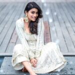 Shriya Saran Instagram - Thank you @manishmalhotra05 @manishmalhotraworld foe this stunning outfit . Love it ! Love your Hyderabad store! Jwellery by @lbajrangpershadjewellers @chinthuu_klicks thank you for these beautiful pictures , thank you @manojkumarclicks for organising it !!!! @ayushiaru for sending this last min!!!! @priyanka__hairstylist