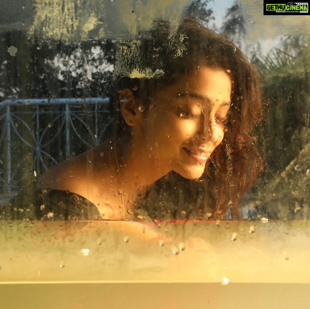 Shriya Saran Instagram - In between shoot. Camera 📷 @mahesh.pinjala , thank you. When you have no make up, Baba lights are the best make up
