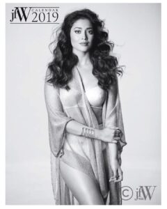 Shriya Saran Instagram - When you have a friend like @soondah_wamu who takes fab pics , @chaitanyarao_official who styles you and @jfwmagazine you get a fab pic