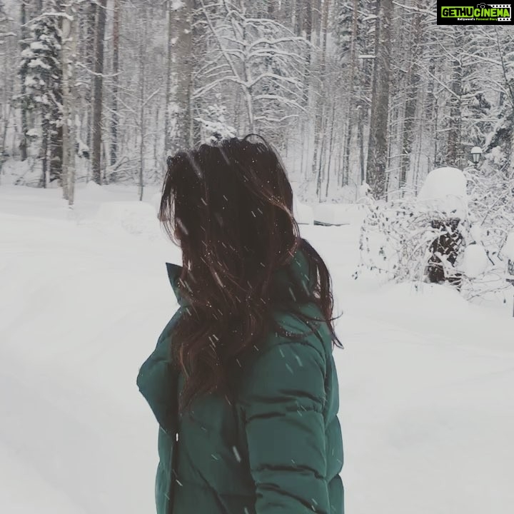 Shriya Saran Instagram - An Indian girl stays Indian at heart ❣ forever ♾ so it’s -18 and all I can think of is ‘yeh Haseen Vaidya, ye khula asama ‘ #manirathnam