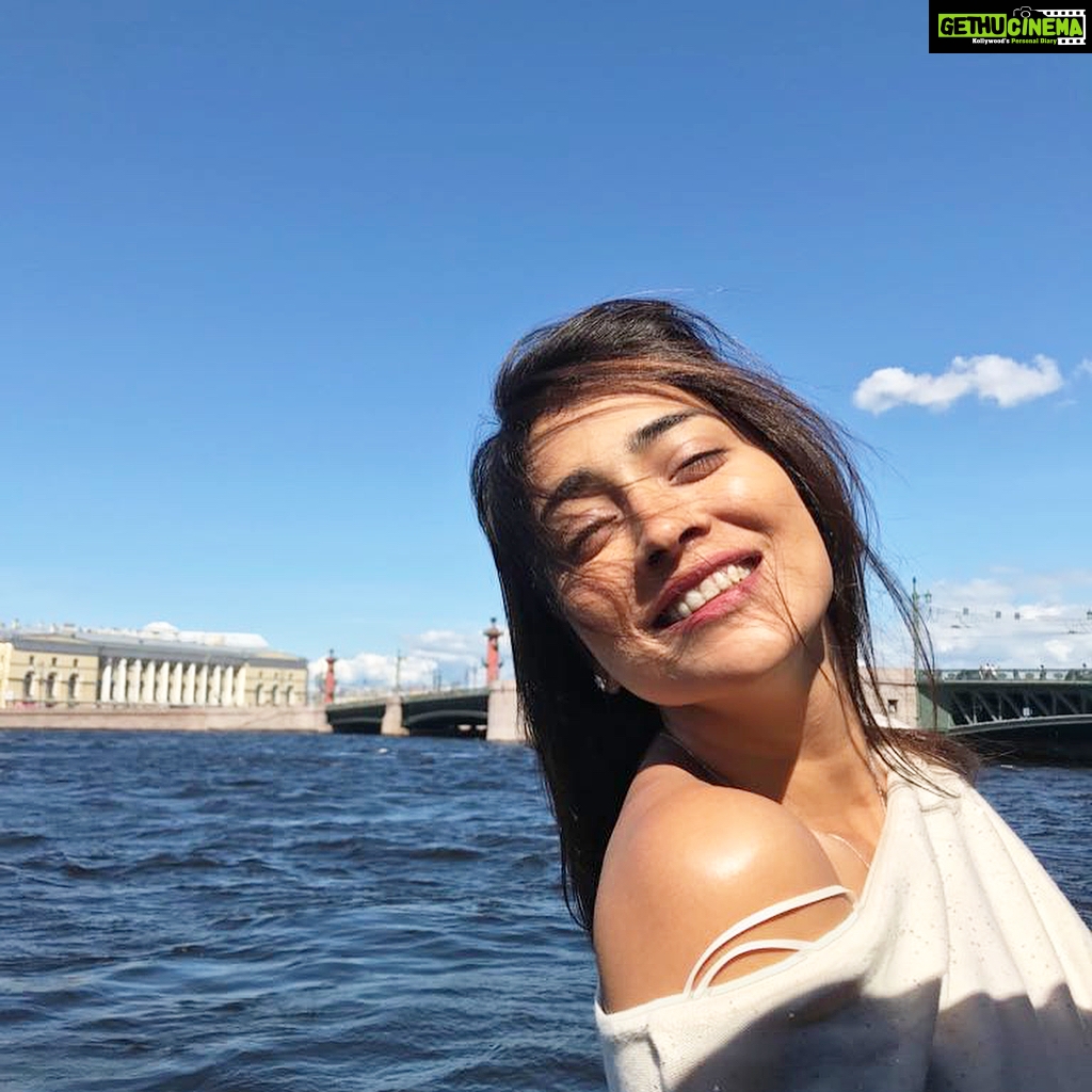 Shriya Saran Instagram - Morning lovely people. Rise and shine