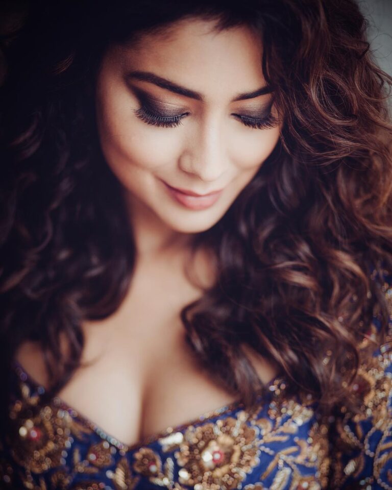 Shriya Saran Instagram - Shot by @rivabubber thank you for this beautiful pic. @rajattangriofficial for my Indian wear 😀 Lehnga. @vipulbhagatmakeupandhair for my cool 😎 Make up n hair.