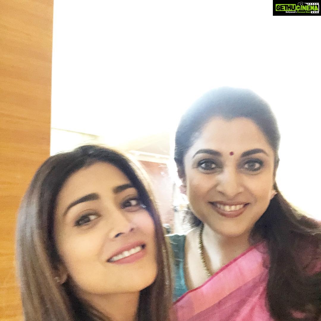 Shriya Saran Instagram - This woman is so inspirational. Warm , beautiful, loving and always sexy. One of the sexiest Virgo I know. Sending you tons and tons of love . Met her accidentally at the hotel lobby. Gave her one tight hug. Took a pic with her. My own fan moment. 😀