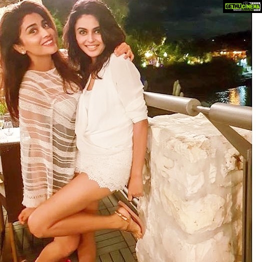 Shriya Saran Instagram - Very rarely you meet some one who is true to their name. Super na ! Suparna you are a true 💎, we are so happy to have you in our life. You are filled with happiness , love and positive light 💡 keep shining glittering ✨ and radiating fun vibe.