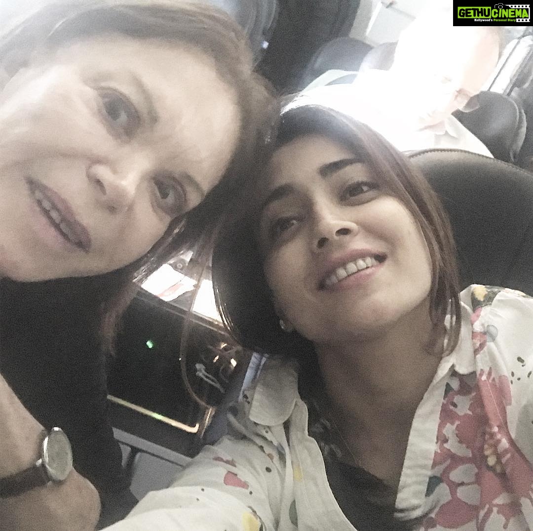 Shriya Saran Instagram - Will miss this co passenger ! Laura at 83 is an inspirational woman. She said to me that if your mind believes in it , heart wants it you will achieve it.