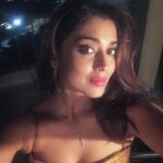 Shriya Saran Instagram - Good night selfie 🤳 time for me to sleep. Sending you all good vibes and happiness in the air.