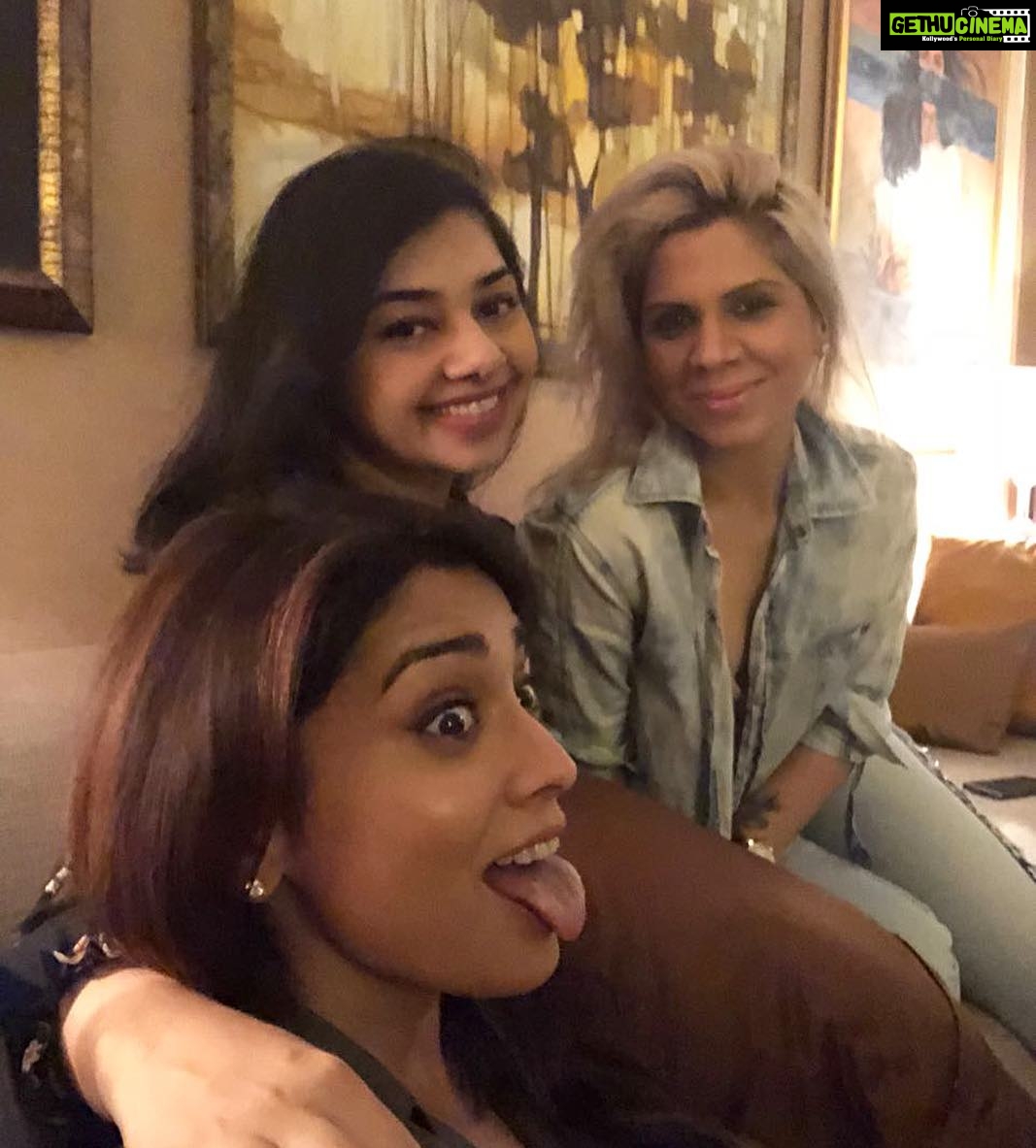 Shriya Saran Instagram - I miss you beautiful girls already! @gmnforever @kchaudhry