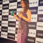 Shriya Saran Instagram – Wow! Check out samsung beauties #galaxyJ6 #GalaxyA6 I love the new blue colour  infinity display is just super  the new chat over video with transparent key board that lets you chat with out pausing or minimising the video is awesome #ToInfinityAndMore