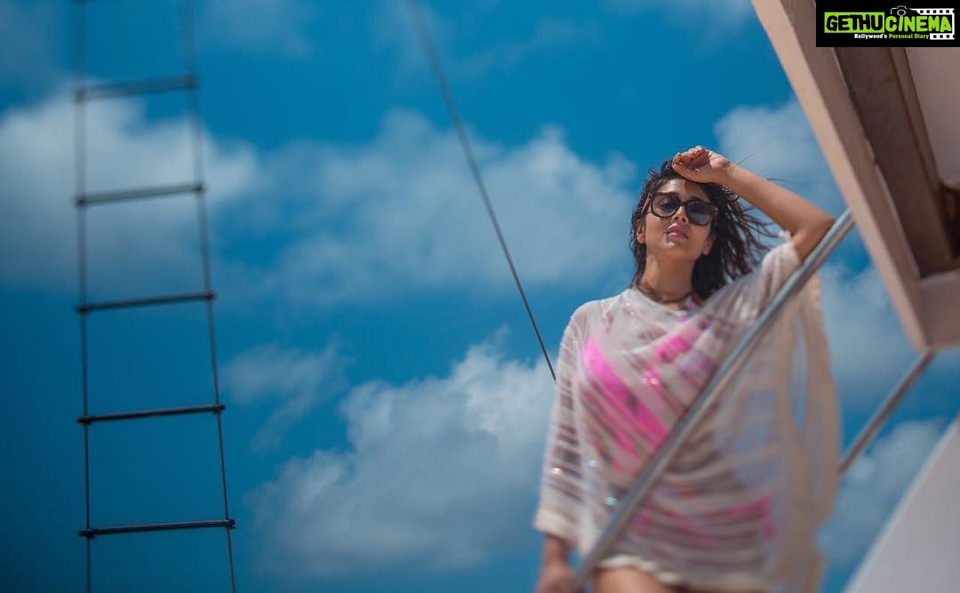 Shriya Saran Instagram - Good morning @anupjkat best photographer 📷