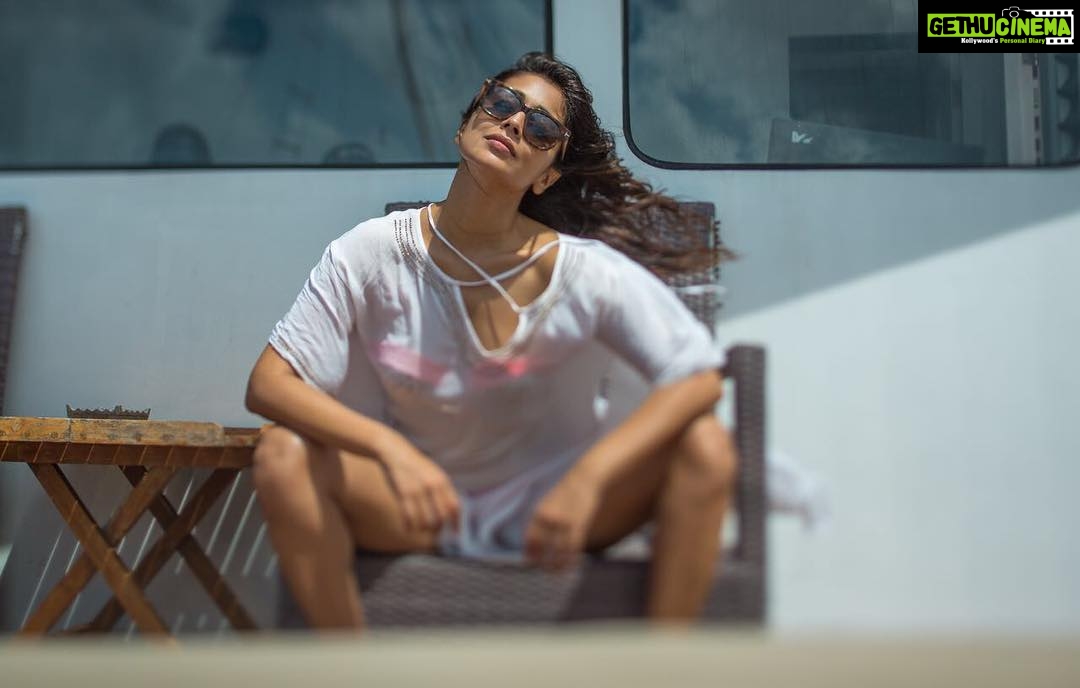 Shriya Saran Instagram - Good morning lovely people. Thank you @anupjkat for this pic.
