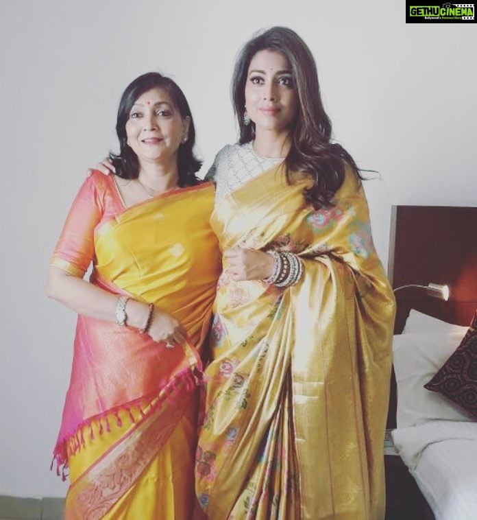 Shriya Saran Instagram - With Mom at #vrksilks #kanjeevaramsilk #saree