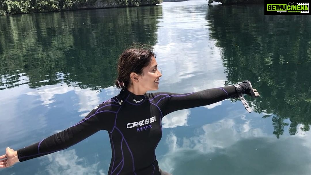 Shriya Saran Instagram - Hahaha scubadiving with fun people. So my name is shriya ! @oneoceanonelove