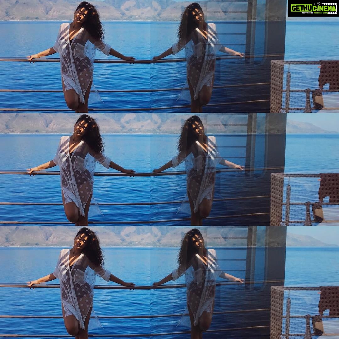 Shriya Saran Instagram - Reflections #sunkissed