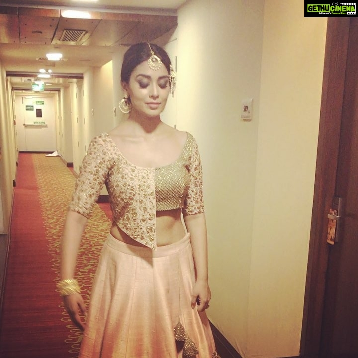 Shriya Saran Instagram - #indiarunwayweek2017 little bit of fun @designerkavitaagarwal #begumsahiba