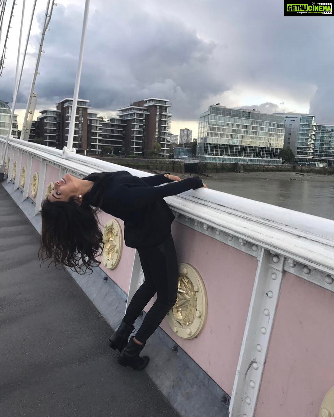 Shriya Saran Instagram - Miss #london #holidayfun London Bridge