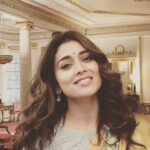 Shriya Saran Instagram – Thank you @britishasiantst for inviting me for private tour at the @buckinghamroyal #buckinghampalace thank you @vrksilks for this stunning saree. @sithara_kudige for this stunning blouse. #london thank you @poonamgupta for all your love ❤️ Buckingham