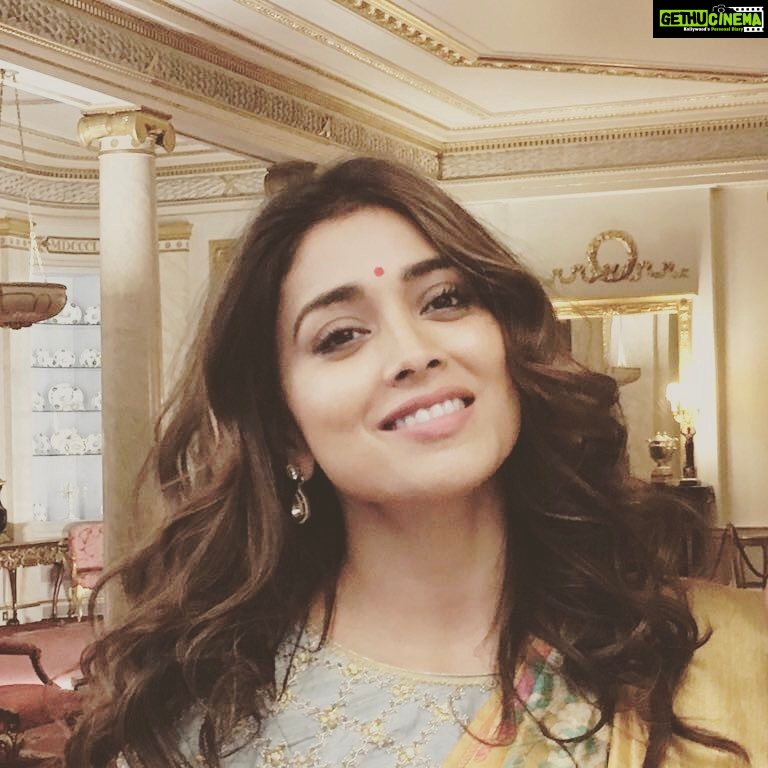 Shriya Saran Instagram - Thank you @britishasiantst for inviting me for private tour at the @buckinghamroyal #buckinghampalace thank you @vrksilks for this stunning saree. @sithara_kudige for this stunning blouse. #london thank you @poonamgupta for all your love ❤️ Buckingham
