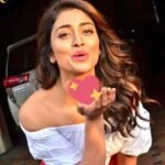 Shriya Saran Instagram - Morning lovely people. #Hyderabad #paisavasool #laughterisgoodforsoul #kisses #💋