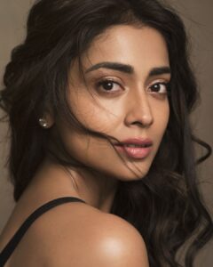 Shriya Saran Instagram - I love the song by pink and Willow 

I've got so much time to kill
Just imagine people laughing
I know some day we will
And even if it's far away
Get me through another day

Cover me in sunshine
Shower me with good times
Tell me that the world's been spinning since the beginning
And everything will be alright
Cover me in sunshine
@pink genius lyrics 

 @rajattangriofficial thank you for this pic. @manasisawant thank you for capturing it.