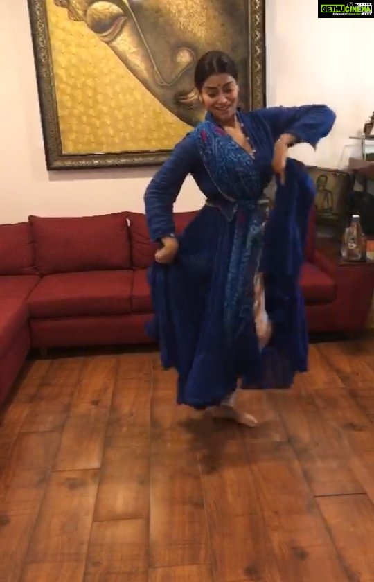 Shriya Saran Instagram - last few days have been so difficult. covid and cyclone together has made us feel helpless but also it got us together praying and hoping for a better tomorrow. this music is about celebrating mother nature , hoping to bring a smile on your face . I miss home and pray for all our loved ones . Choreographed by @nutanpatwardhan