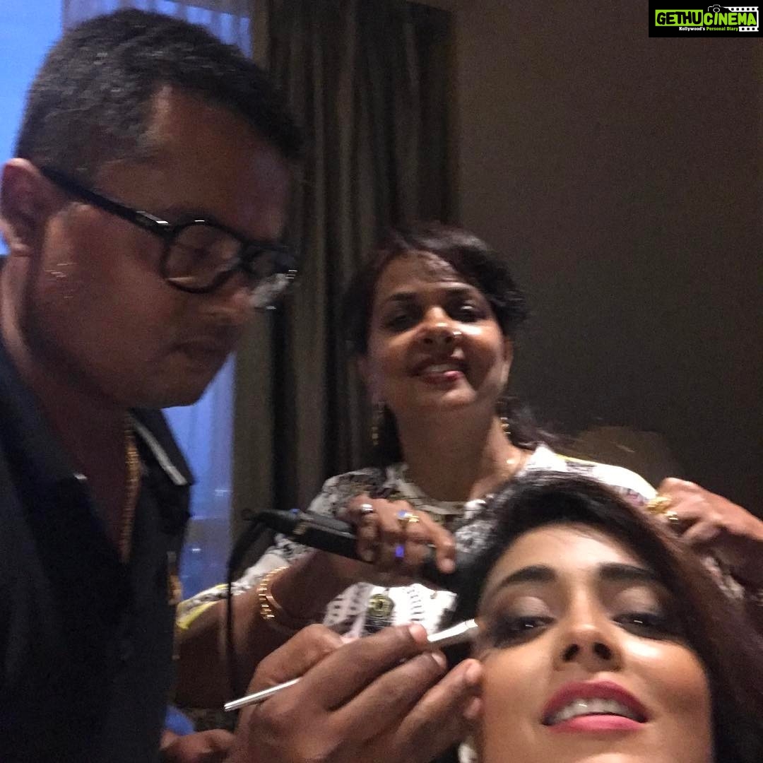 Shriya Saran Instagram - #gettingreadytogo #redcarpet #siima2017 #abudhabi #excited @rajeshgupta_mua @noorjahanayaanansari9