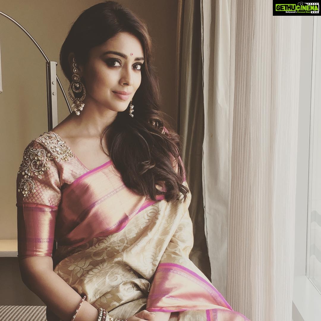 Shriya Saran Instagram - Handwoven sarees takes about a month to weave ! It's a tedious process. Every saree tells a story of hard work , dedication and love for art. It's a slice of a weavers life. Precious because it preserves traditions.
