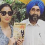 Shriya Saran Instagram - With the writer Inder raj Ahluwalia for his book launch #travelswithmyturban travels with my turban. Please go get your copy. It's a fun fun fun book