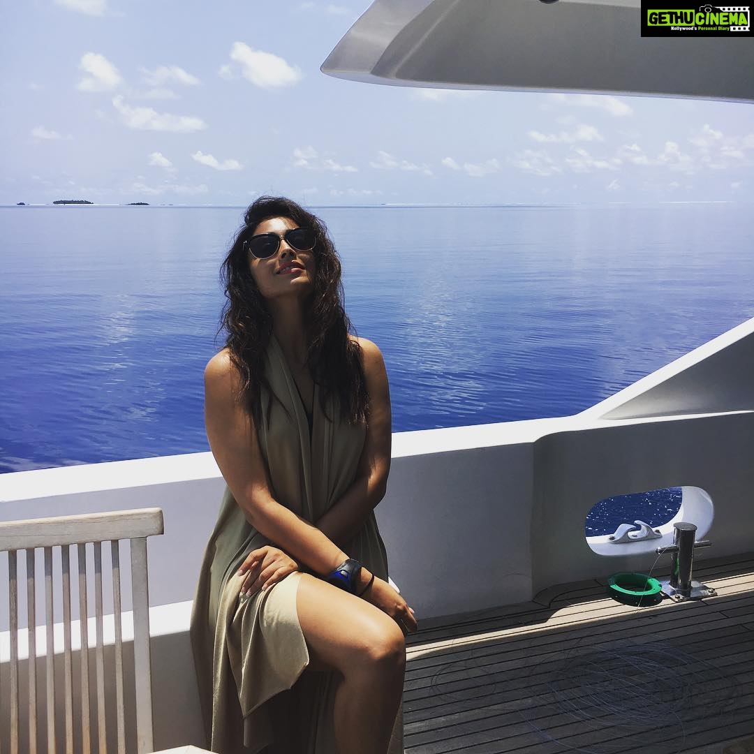 Shriya Saran Instagram - Chilling in the sun ☀️ #loveit @mandirabedi thank you for this lovely gift.