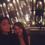 Shriya Saran Instagram - @socialoffline Versova last night. It's stunningly beautiful! Thank you for a lovely time ! Best staff ever ! Polite , helpful and smiling 😄@prachipanchamiya @riyaazamlani @shobitakadan