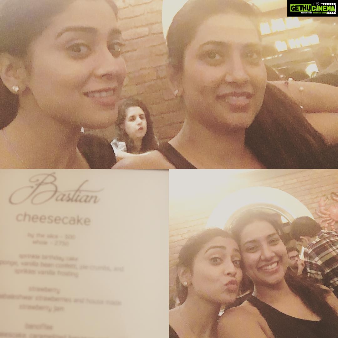 Shriya Saran Instagram - Love love love the food #goodfood #goodmeal #bastianseafood with @dhrutidave
